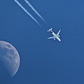 Lufthansa Maschine begegnet Mond