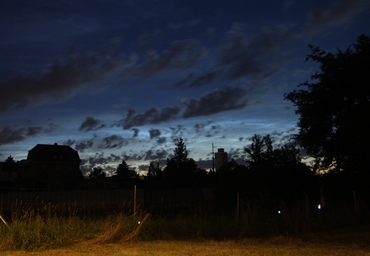 Leuchtende Nachtwolken über der Wetterwarte Wahnsdorf