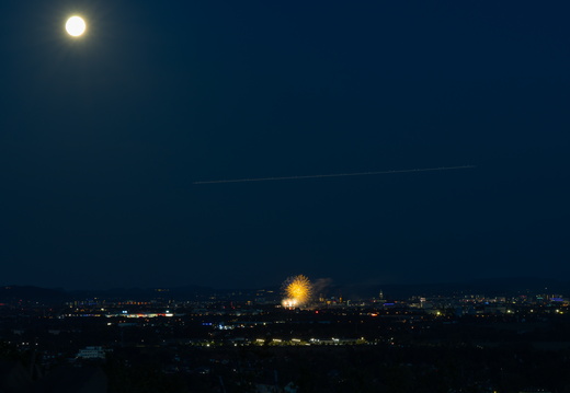 Pyrogames über Dresden mit Mond