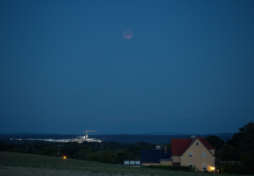 Totale Mondfinsternis in der abendlichen Dämmerung