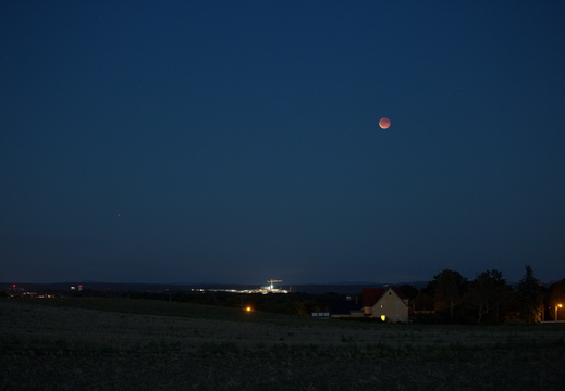 Totale Mondfinsternis in der abendlichen Dämmerung