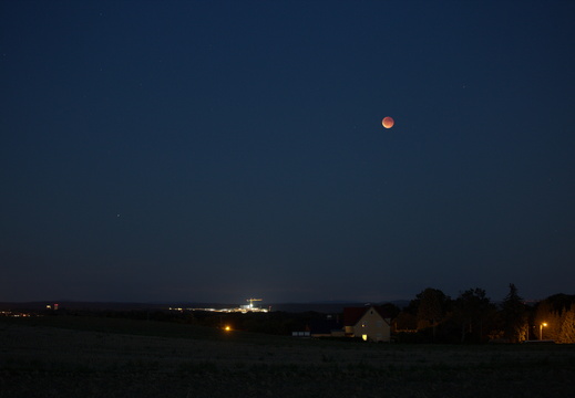 Totale Mondfinsternis in der abendlichen Dämmerung
