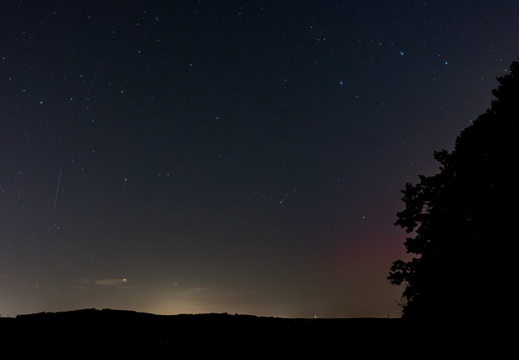 Komet Lemmon mit schwachen Polarlichtern